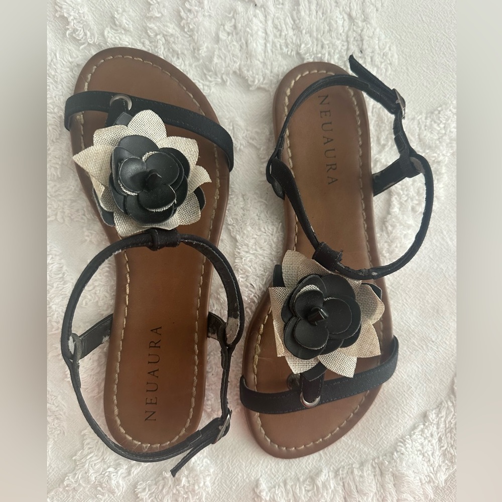 BEAUTIFUL VEGAN B/W FLORAL SANDALS SIZE 9 IN GENTLY WORN CONDITION